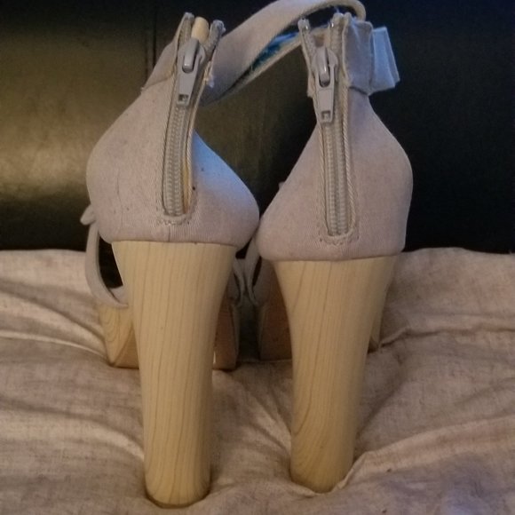 Sandles - Picture 3 of 4